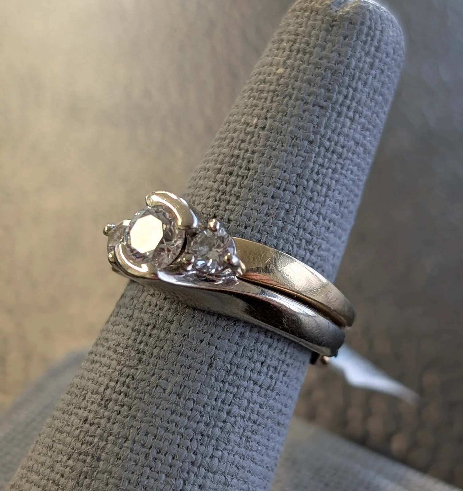 6.8gm 14k Gold RING w/clear stones sz5.5, photo 2