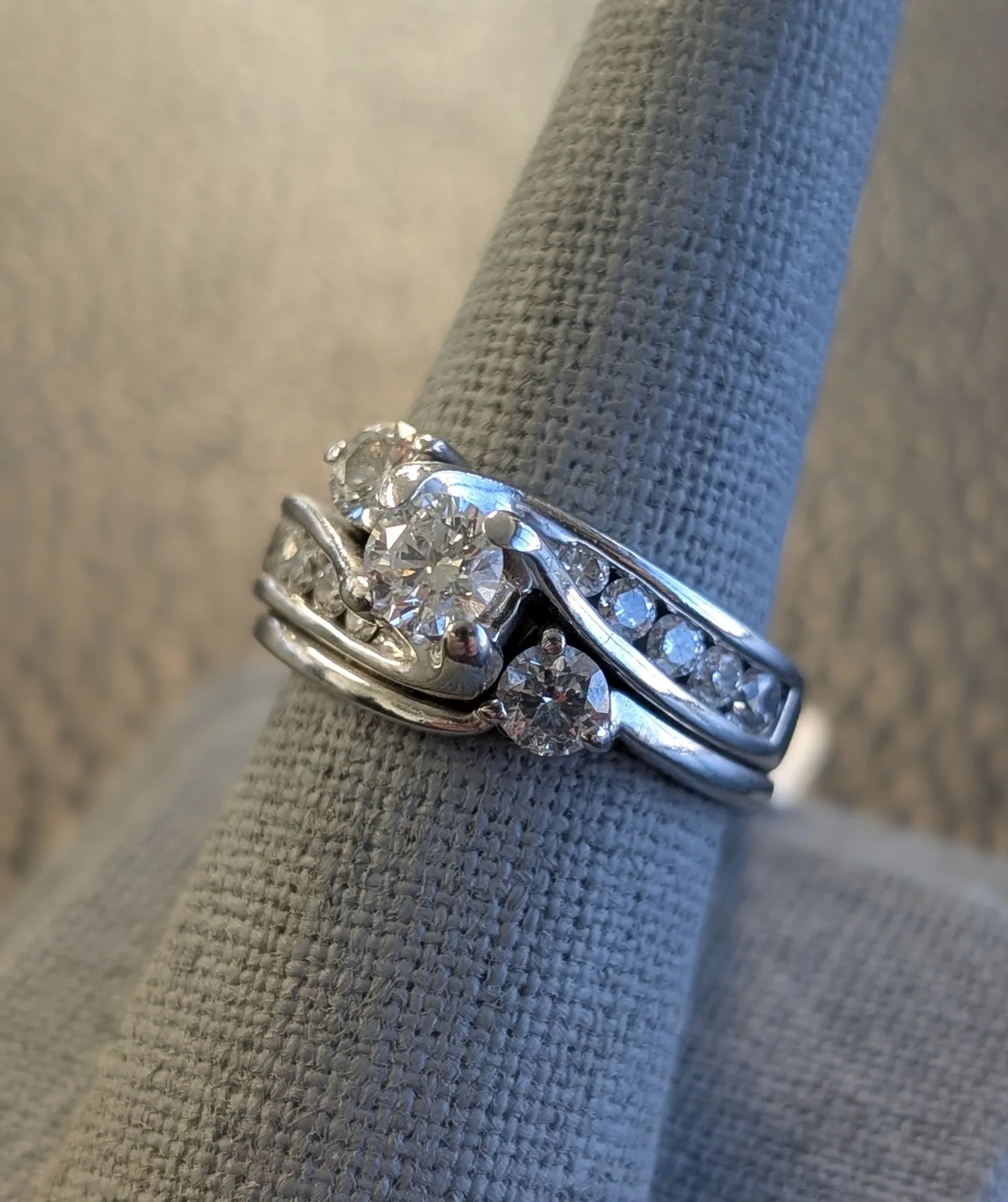 7.5gm 14k White Gold Ring with Clear Stones, photo 2
