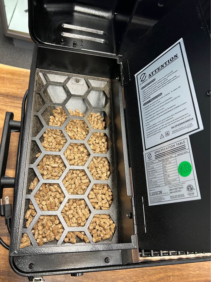 Z Grill200A portable pellet smoker, photo 2