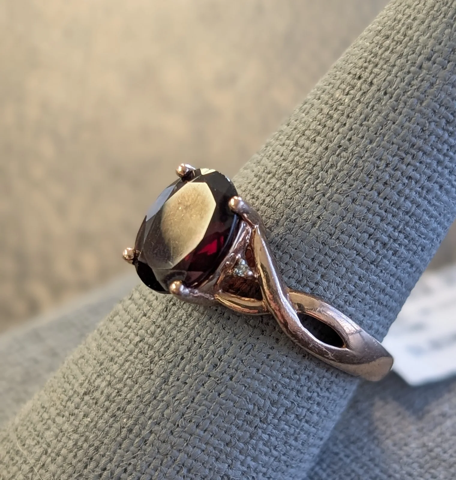 2.6gm 10k Gold Ring with Dark Red Stone, photo 2