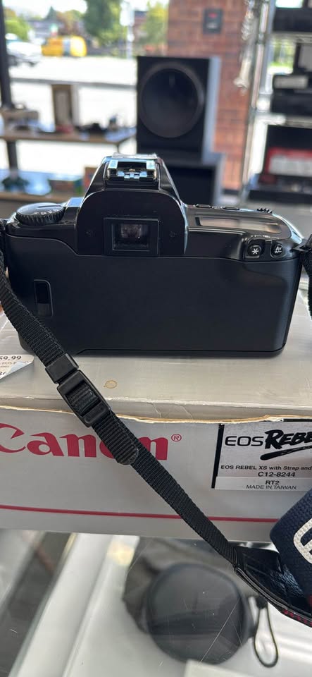 Canon EOS Rebel XS 35mm SLR film camera, photo 4