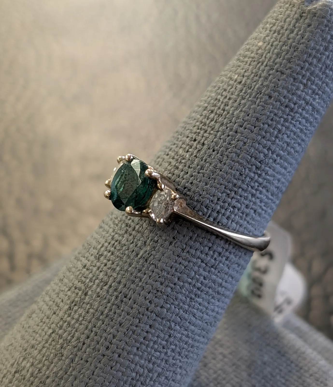 2.1gm 14k Gold ring with green stone, photo 2