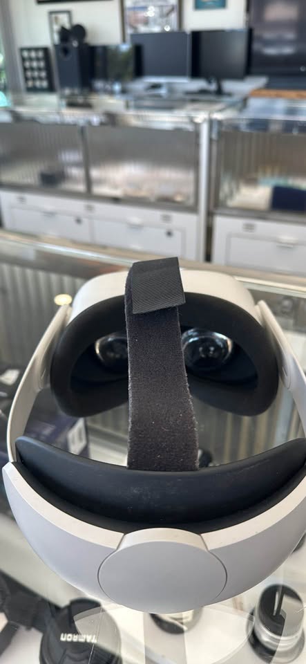 Meta Quest 2 virtual reality headset, photo 2