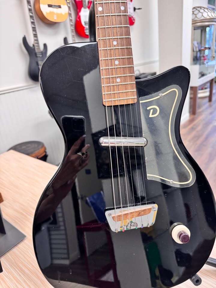 Danelectro U1 electric guitar, photo 2