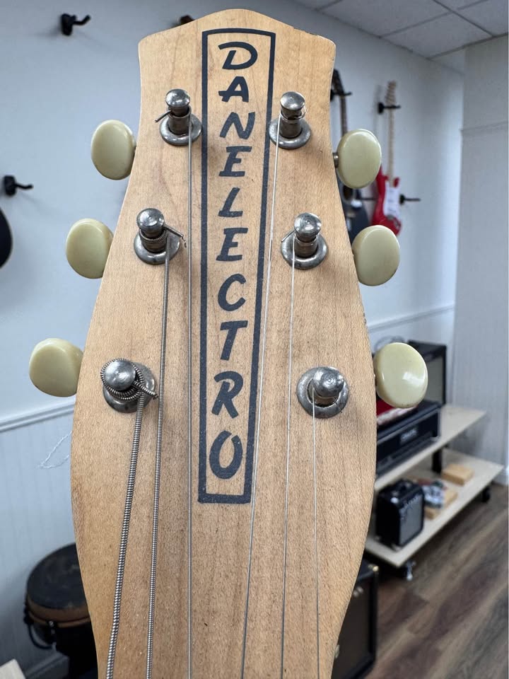 Danelectro U1 electric guitar, photo 3