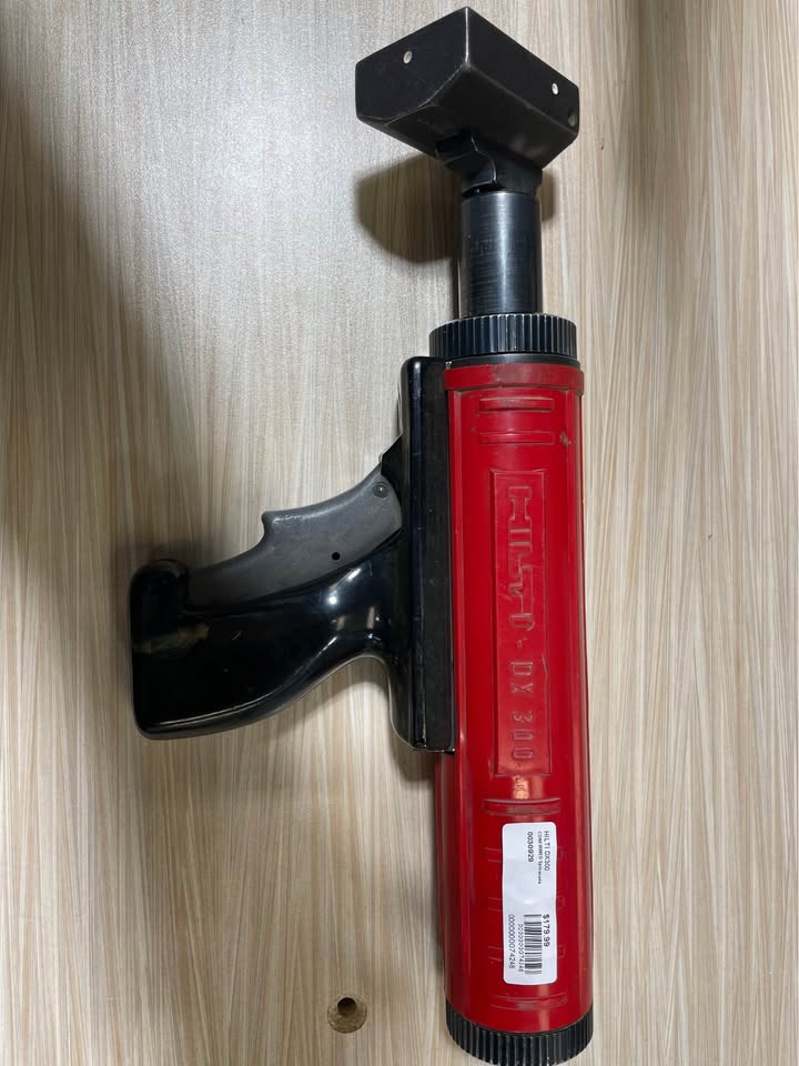 HILTI DX300 W/ CARRING CASE & NAILS, photo 4 of 5