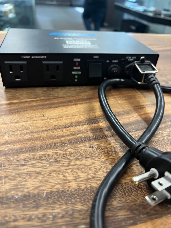 Furman AC-215A Compact 10 Amp Power Conditioner (Power Cord Included), photo 2
