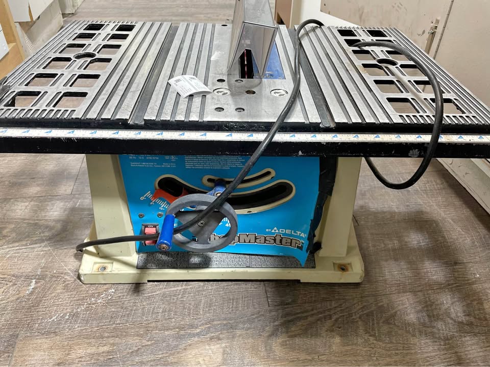 OLDER SHOP MASTER DELTA TABLE SAW, W/NEW BLADE, photo 1 of 4