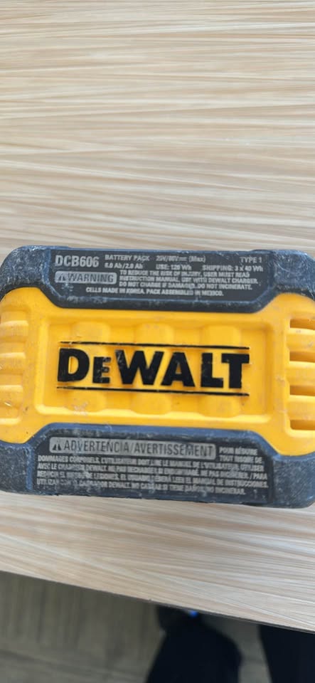 DeWalt FlexVolt DCB606 lithium-ion battery pack, photo 2