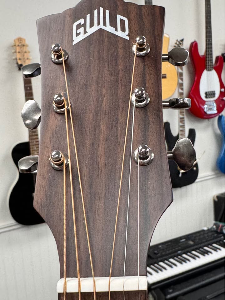 Guild OM-240CE acoustic-electric guitar, photo 4