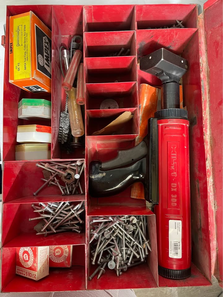 HILTI DX300 W/ CARRING CASE & NAILS, photo 1 of 5