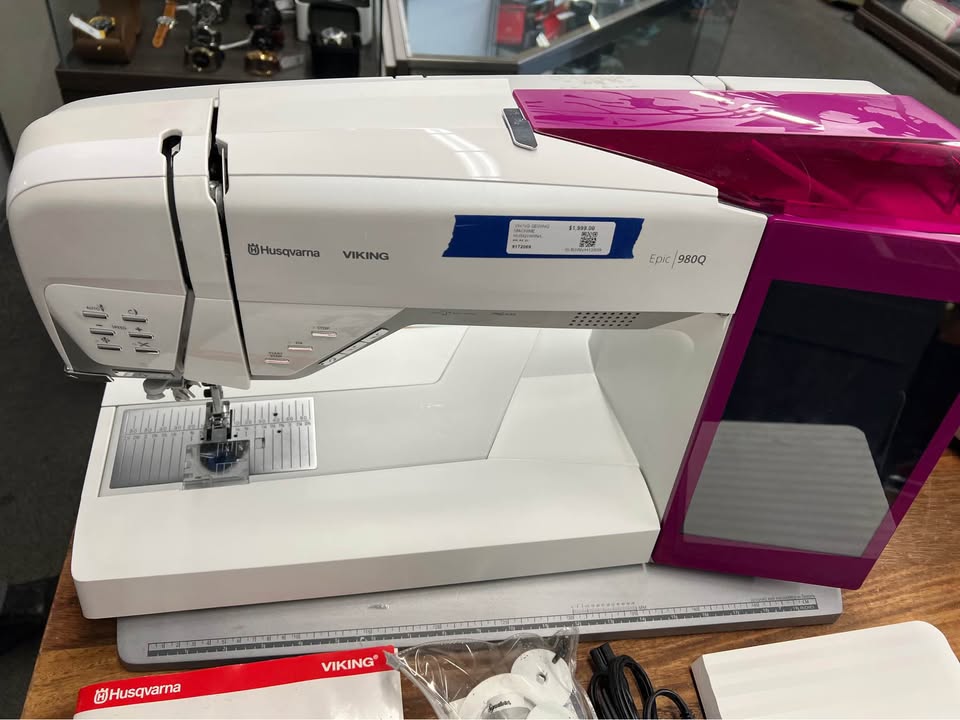 Husqvarna Viking 980Q Sewing Machine with Cover, photo 2