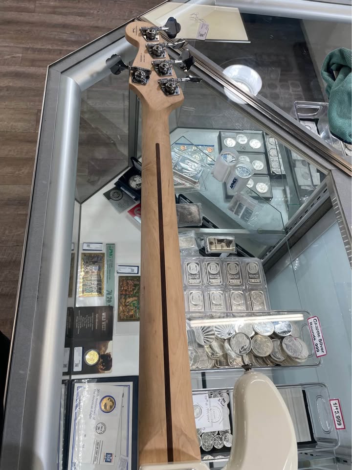 🎸 SQUIER JAZZ BASS GUITAR – CREAM 🎸, photo 6