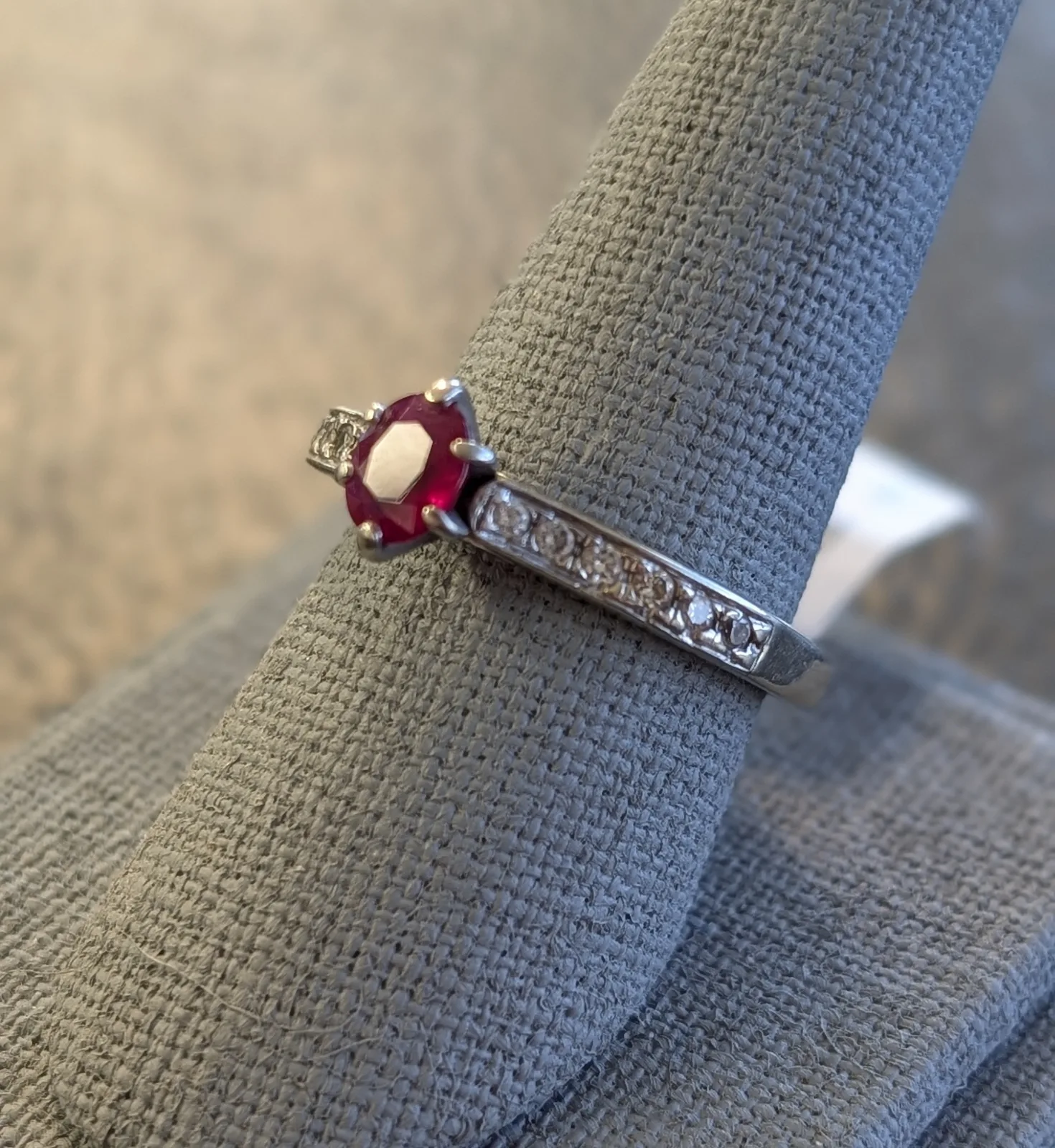 4.2gm 14k White Gold Ring with Red Stone, photo 2
