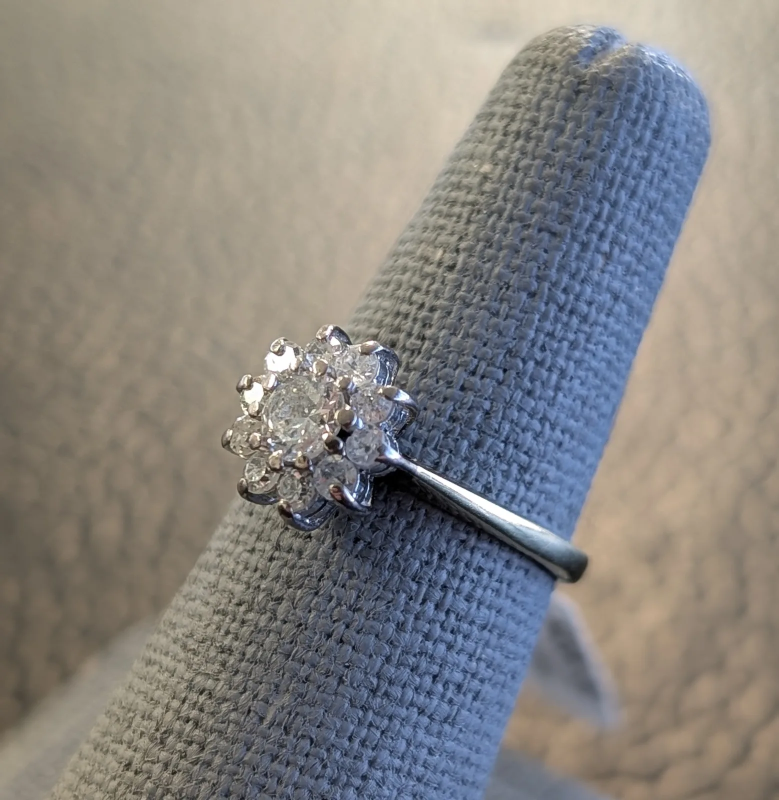 2.1gm 14k Gold Ring with Clear Stones, photo 2