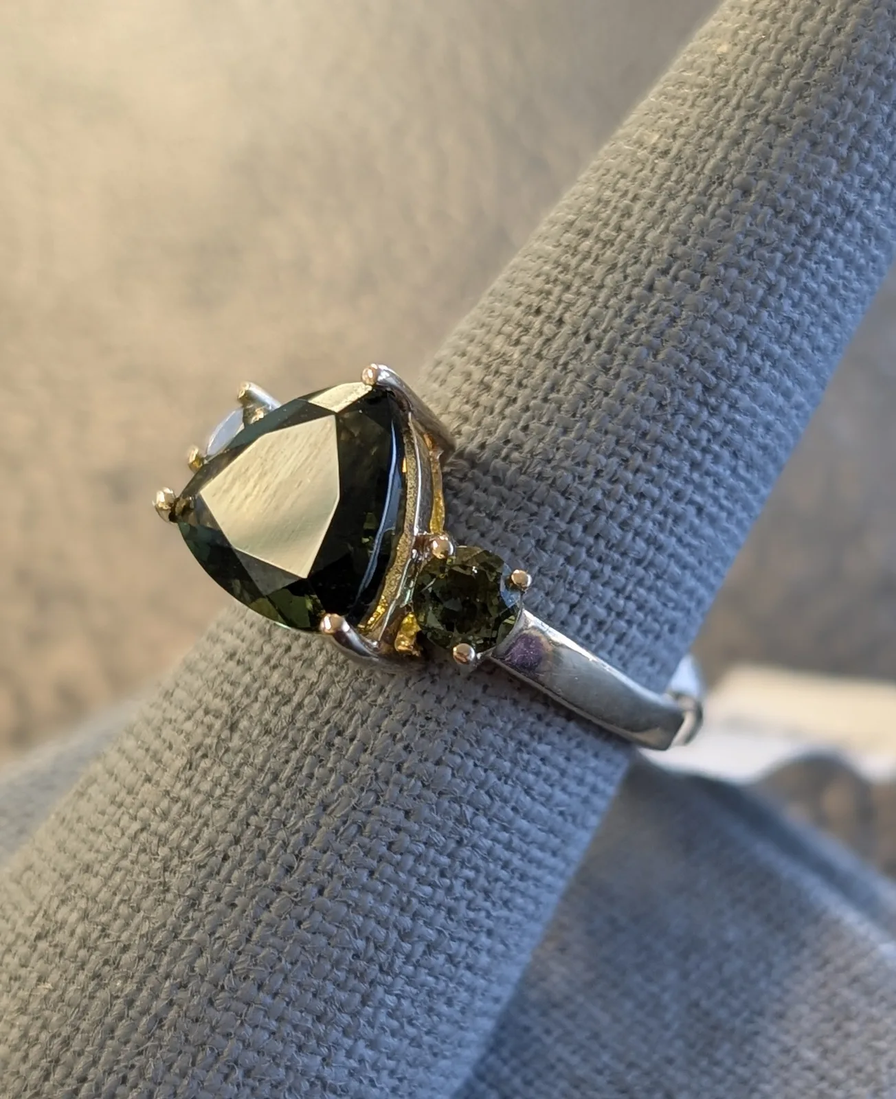 3.5gm 14k Gold Ring with Green Stones, photo 2