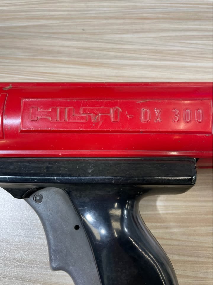 HILTI DX300 W/ CARRING CASE & NAILS, photo 2 of 5