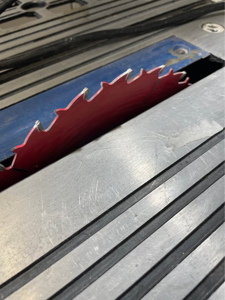 OLDER SHOP MASTER DELTA TABLE SAW, W/NEW BLADE, photo 4 of 4