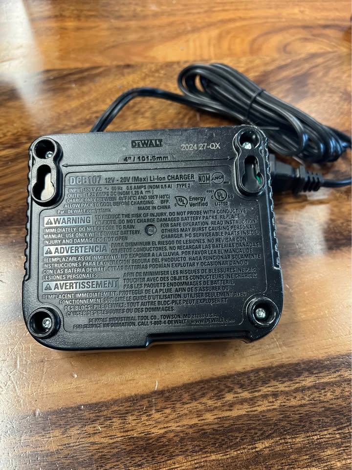 Dewalt DCB107 Battery Charger, photo 2