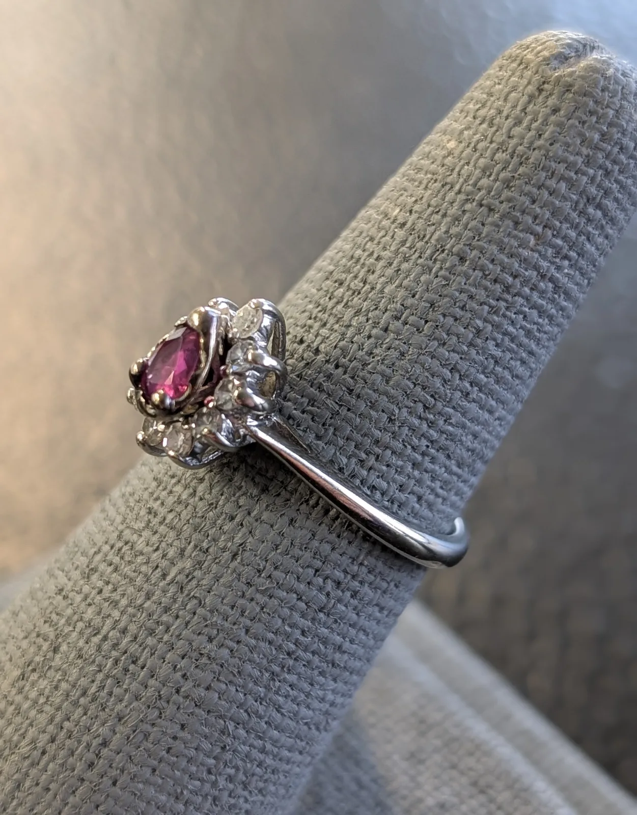 2.3gm 14k Gold RING W/ RED & CLEAR STONES sz 5, photo 2