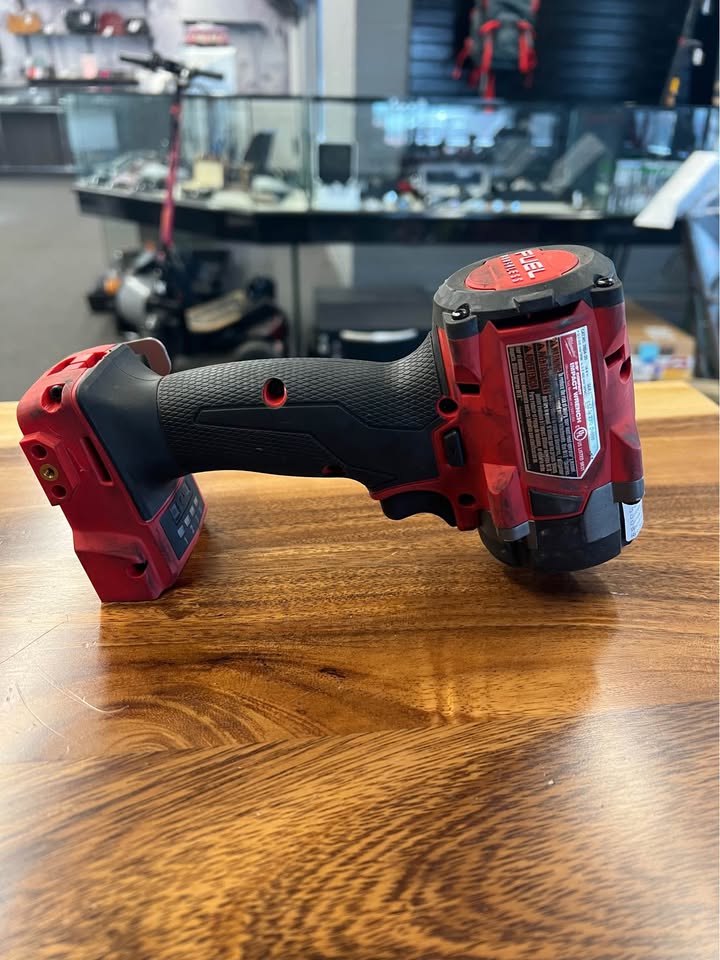 Milwaukee 3/8in compact impact wrench with friction ring, photo 2
