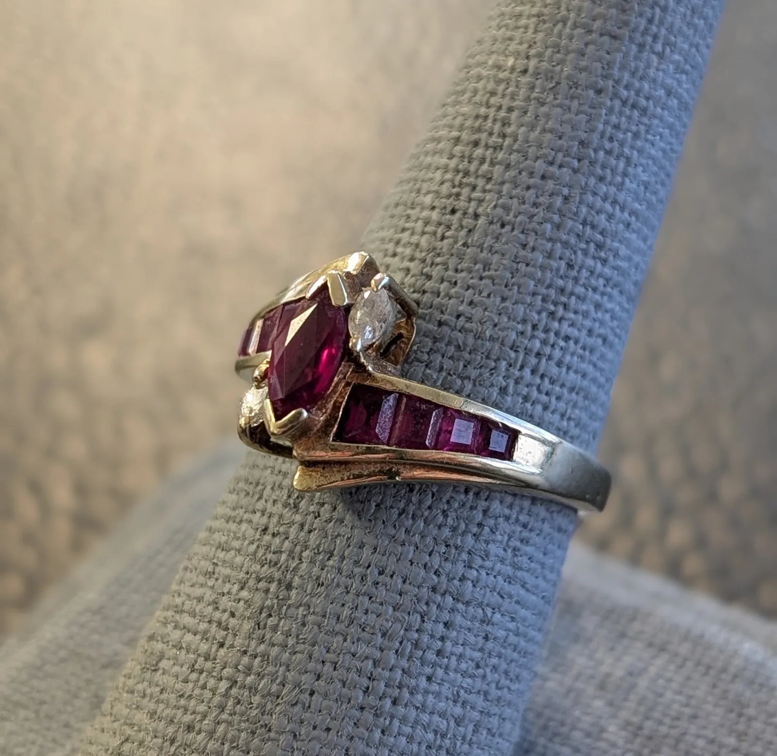 4.1gm 14k Gold Ring with Red Stones, photo 2