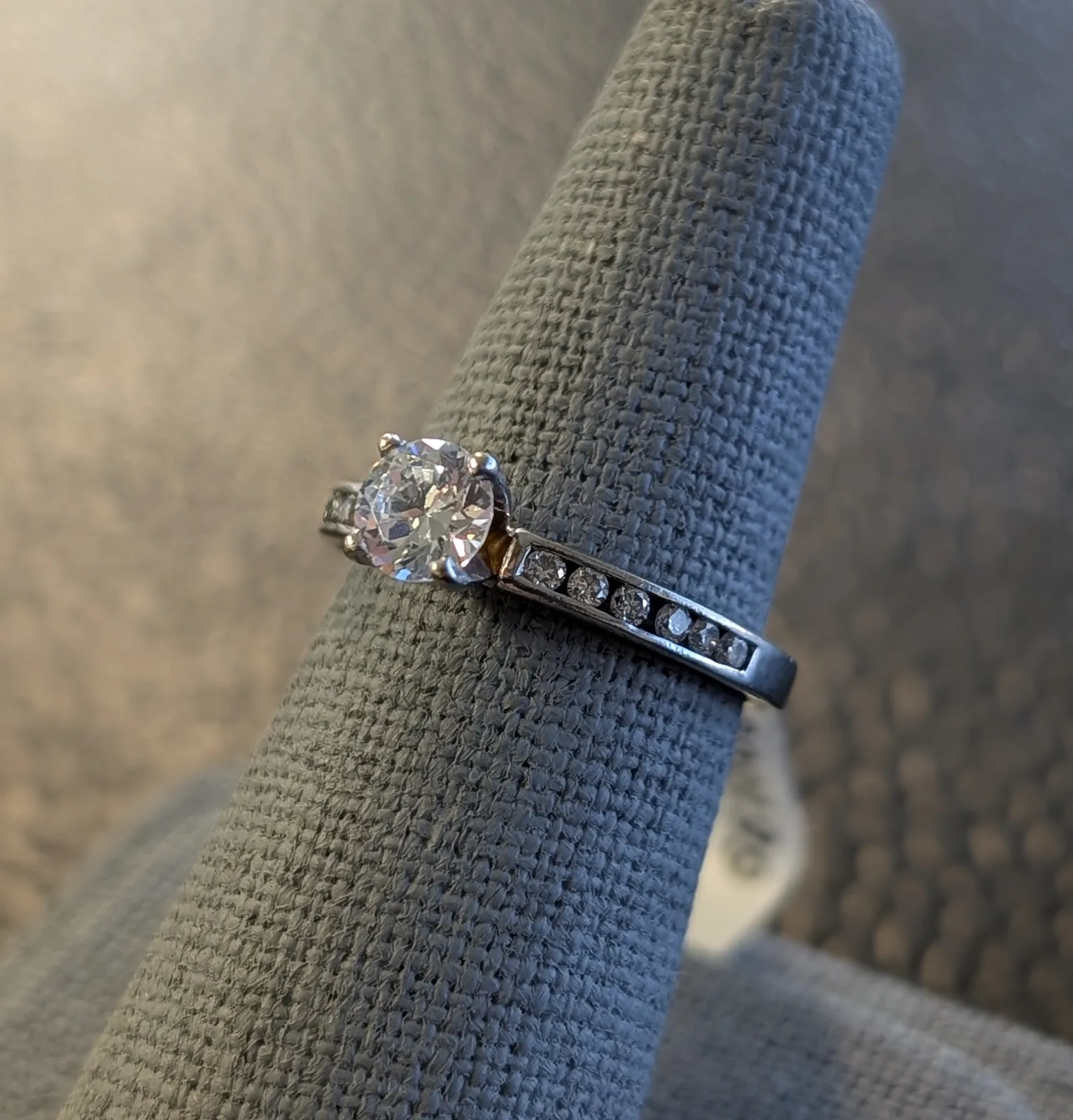 2.3gm 18k White Gold Ring with Clear Stones, photo 2