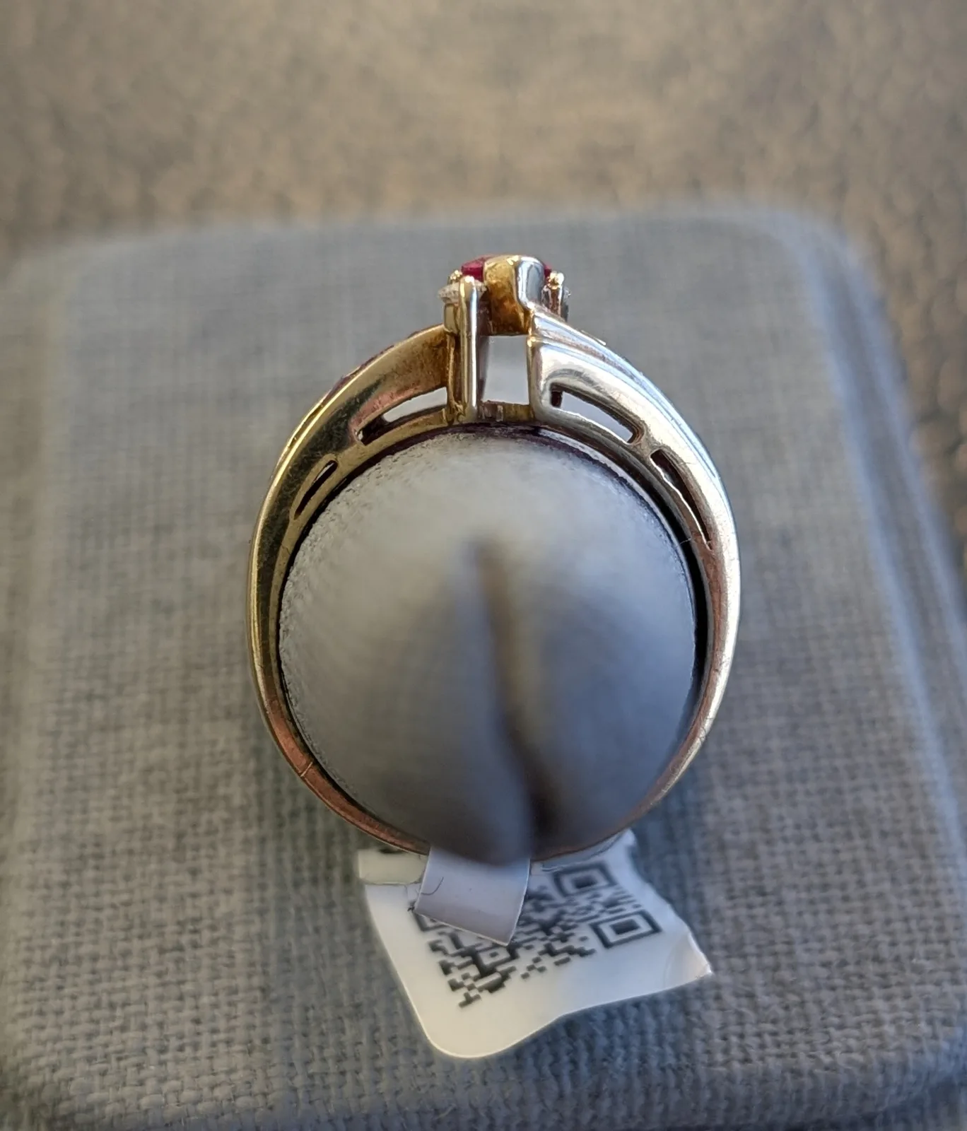 4.1gm 14k Gold Ring with Red Stones, photo 3