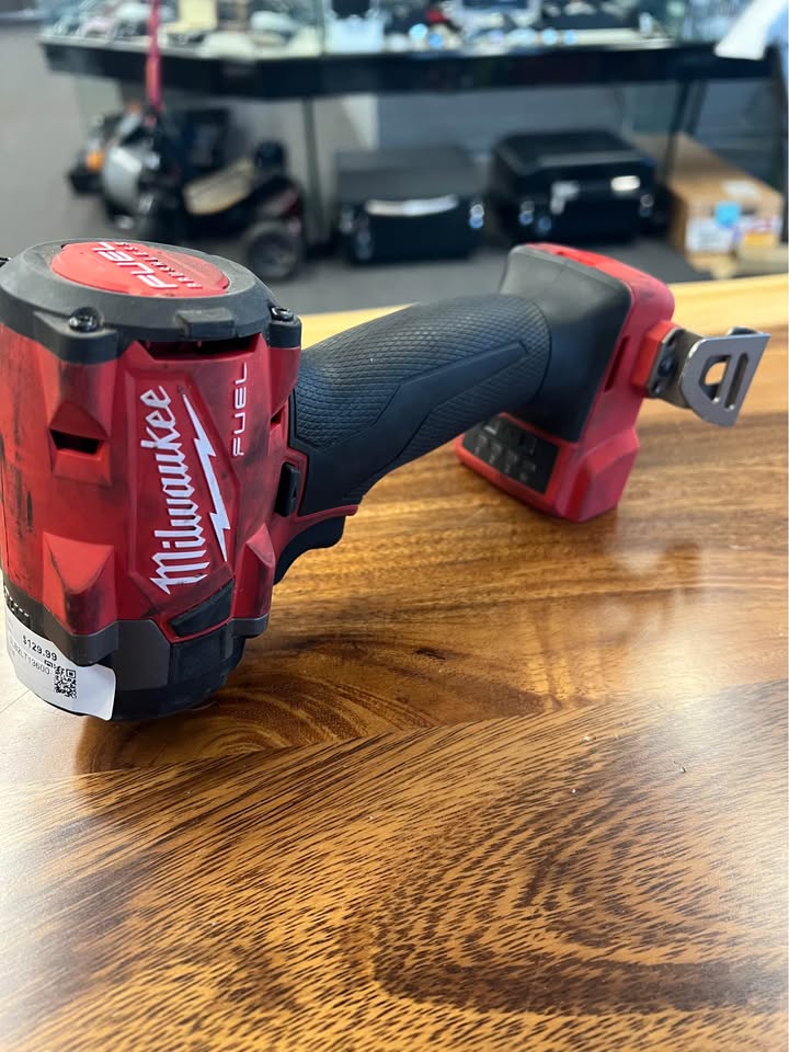 Milwaukee 3/8in compact impact wrench with friction ring, photo 3