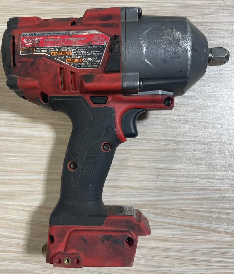 MILWAUKEE 2862-20 M18 FUEL 1/2" High Torque Impact Wrench w/ XC5.0 Battery, photo 2 of 8