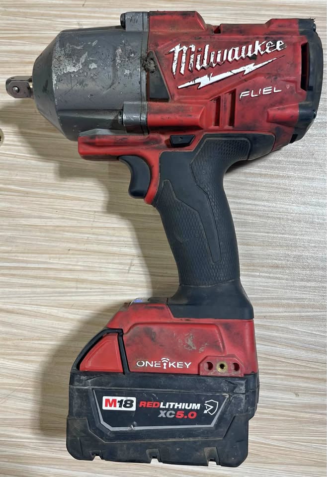 MILWAUKEE 2862-20 M18 FUEL 1/2" High Torque Impact Wrench w/ XC5.0 Battery, photo 1 of 8