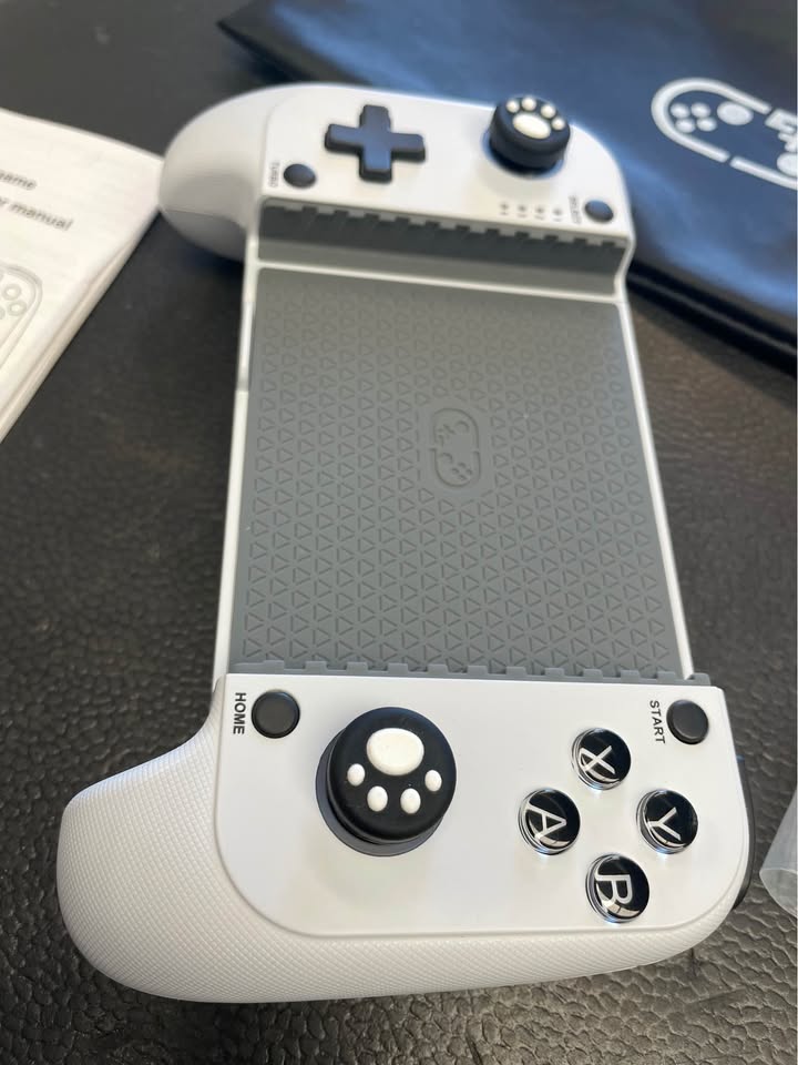 MC 100 PORTABLE GAME CONTROLLER, photo 2 of 3