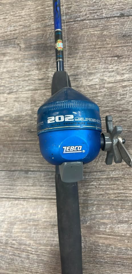 ZEBCO SLINGSHOT SPINCAST ROD/REEL, photo 2