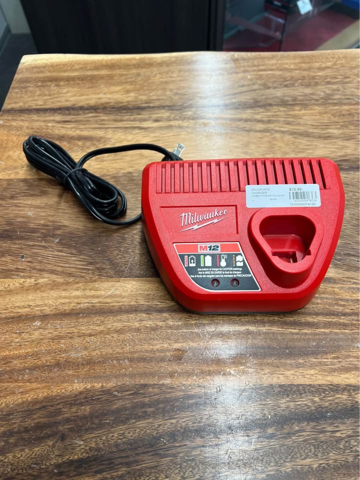 Milwaukee M[hidden information] Charger, photo 2