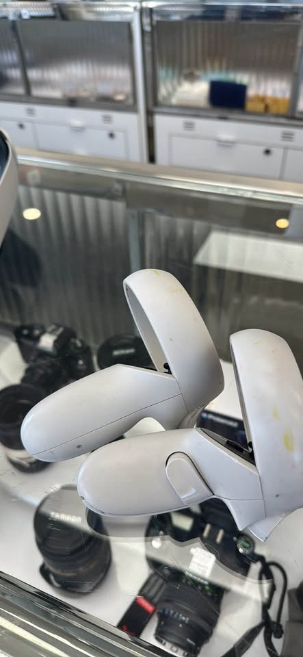 Meta Quest 2 virtual reality headset, photo 4