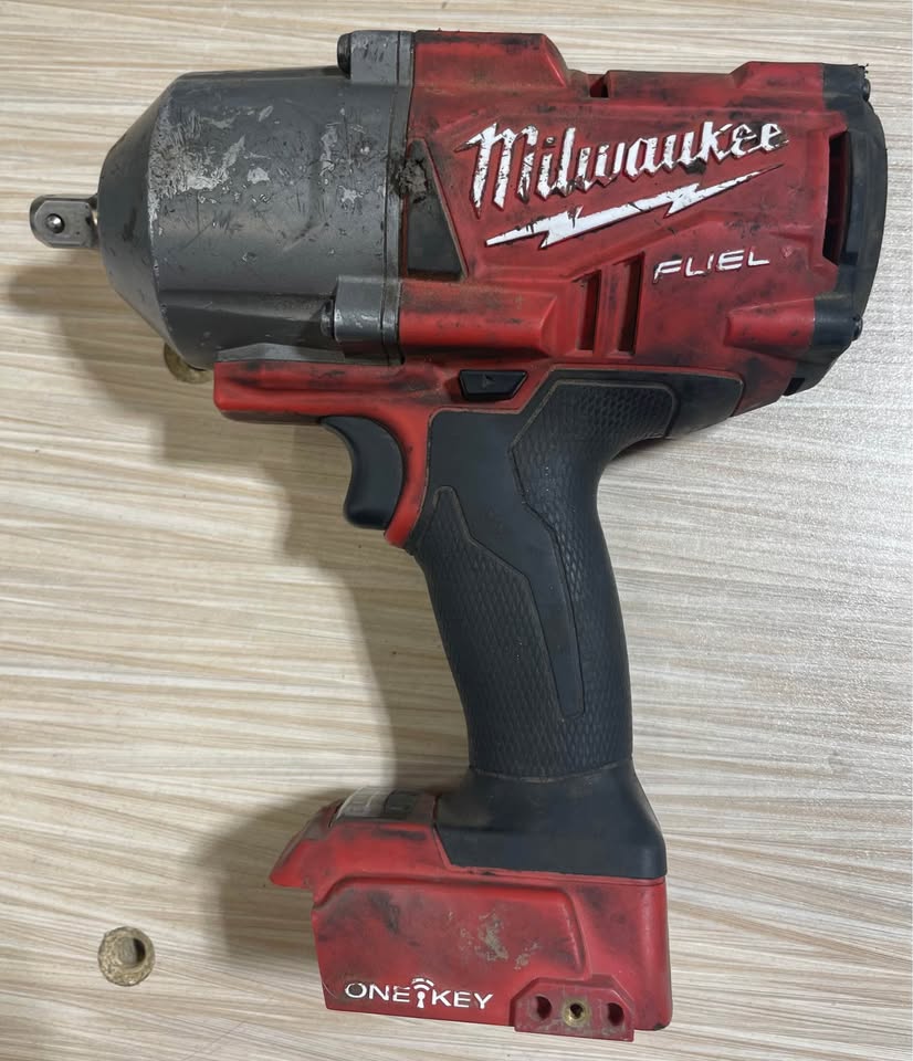 MILWAUKEE 2862-20 M18 FUEL 1/2" High Torque Impact Wrench w/ XC5.0 Battery, photo 3 of 8
