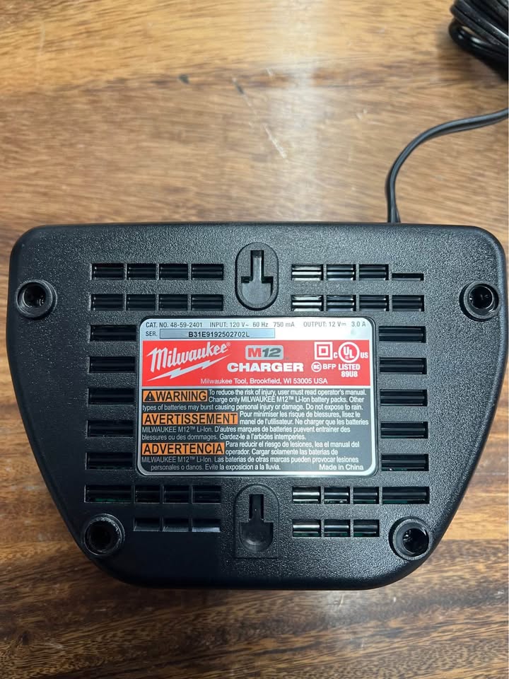 Milwaukee M[hidden information] Charger, photo 4