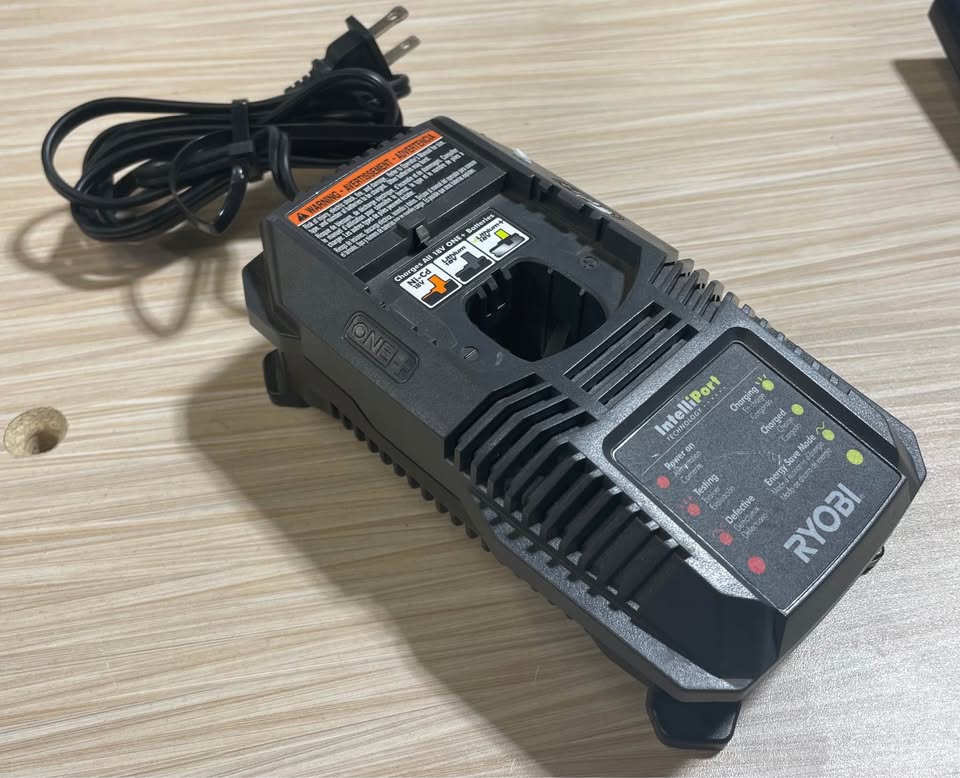 GENUINE RYOBI P118 BATTERY CHARGER 18V ONE+PLUS, photo 2
