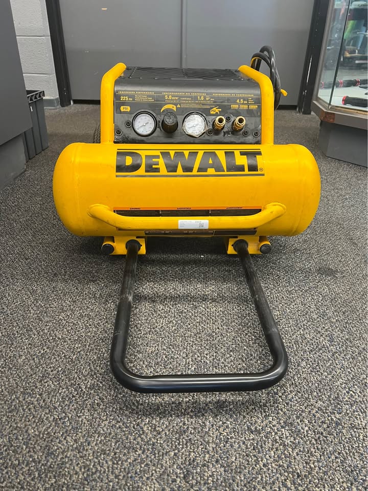 Dewalt 225psi 1.6 hp 4.5 gal, photo 2