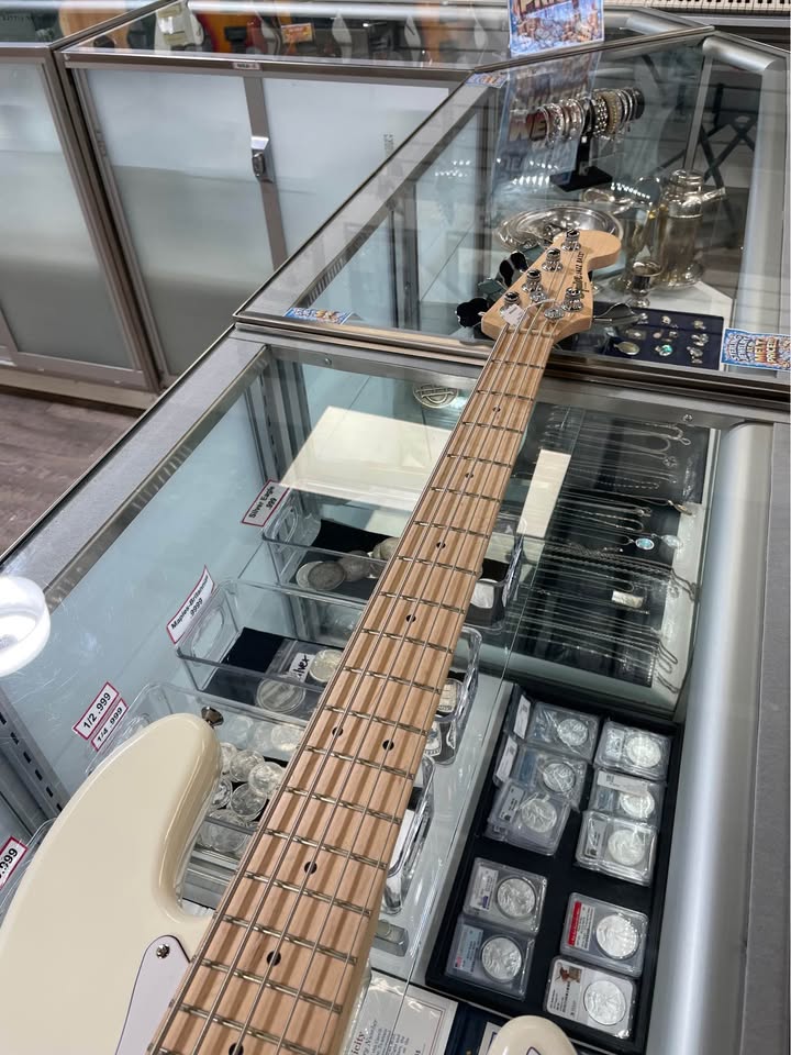 🎸 SQUIER JAZZ BASS GUITAR – CREAM 🎸, photo 9