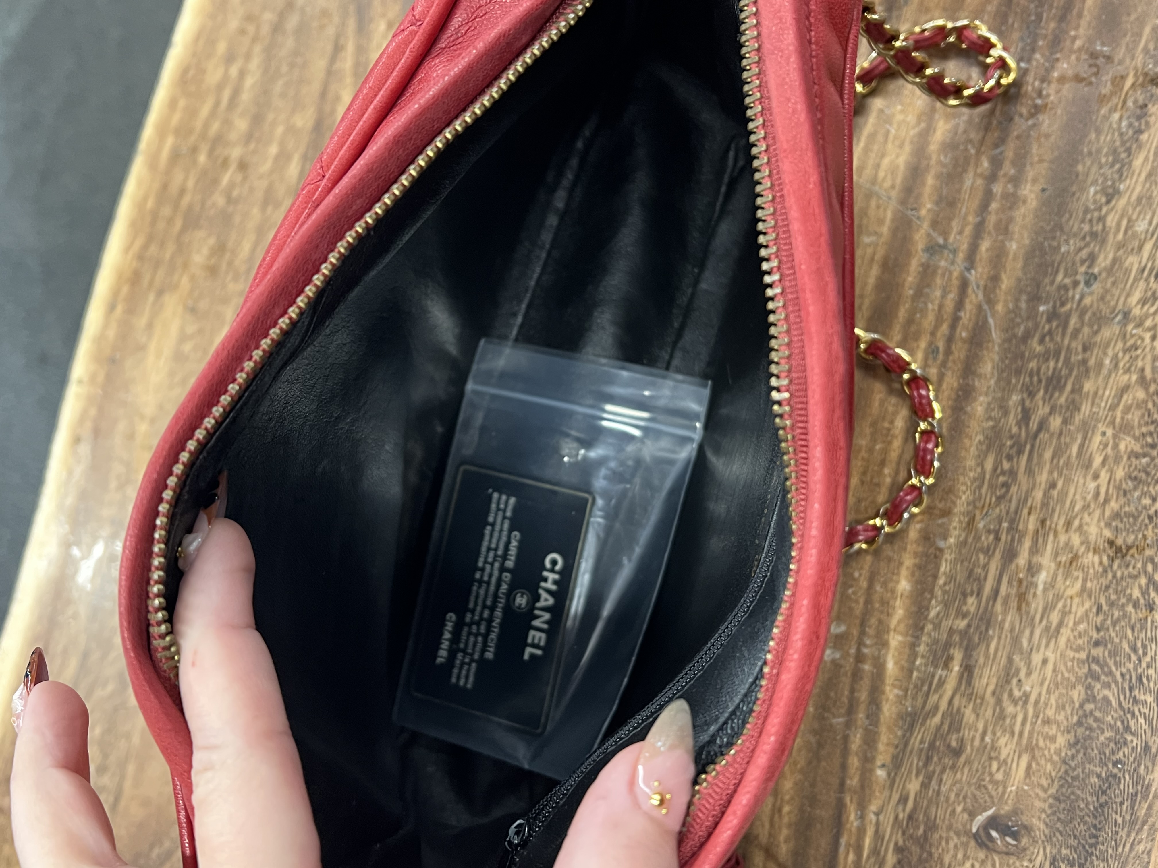 Chanel Red Quilted Diamond CC Camera Bag Vintage, photo 3