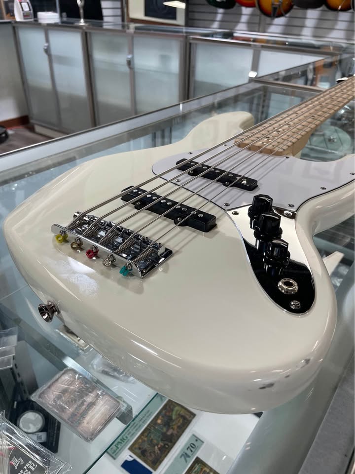 🎸 SQUIER JAZZ BASS GUITAR – CREAM 🎸, photo 3