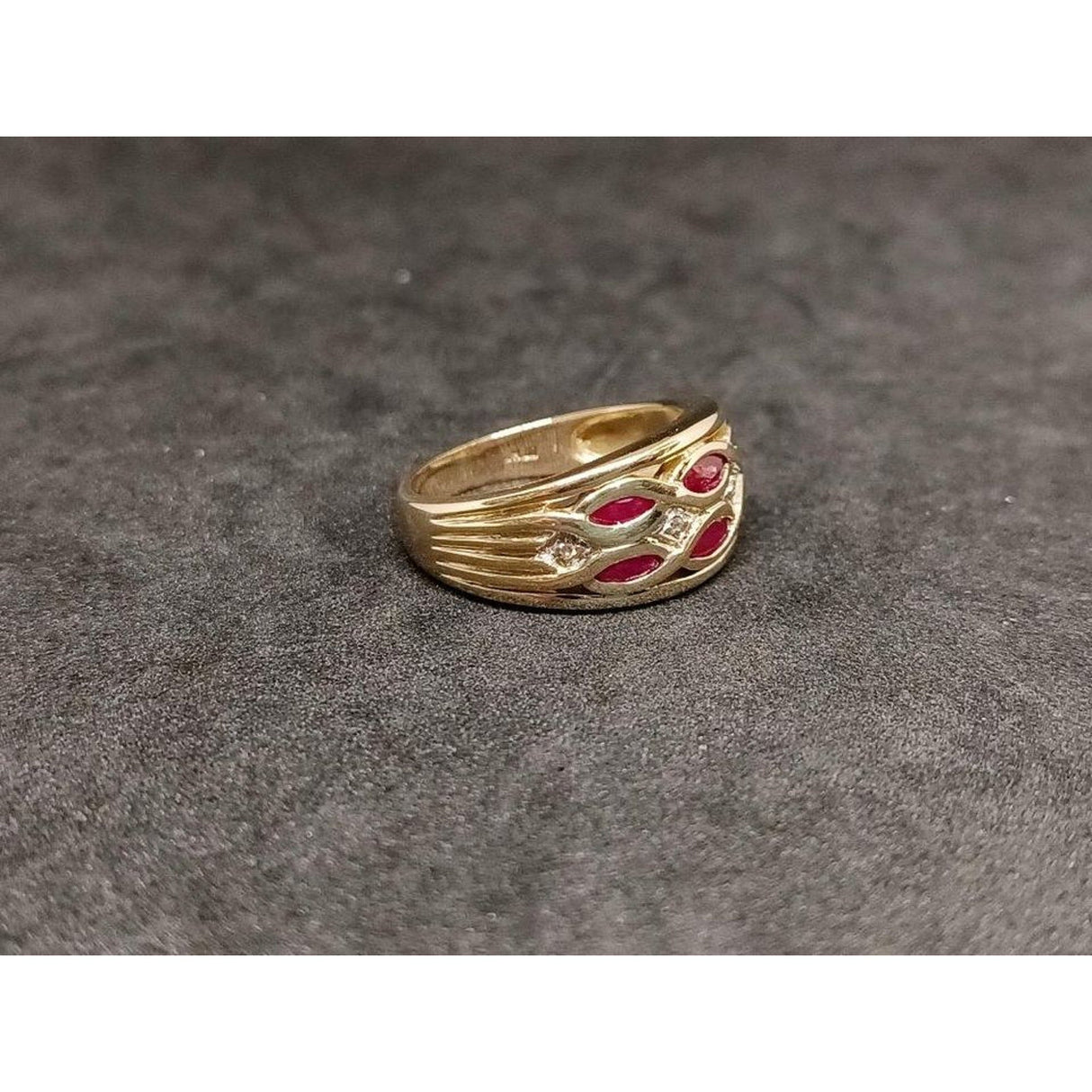 10K YELLOW GOLD RING WITH RED STONES - Idaho Pawn & Gold